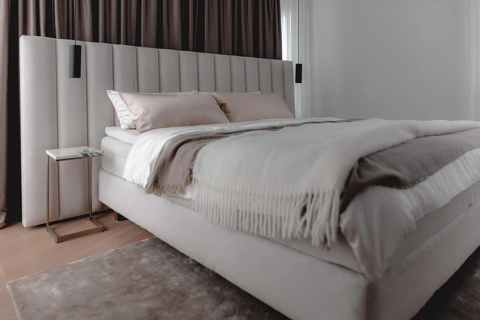 Schlafzimmer mit Boxspringbett im HOME Studio Köln