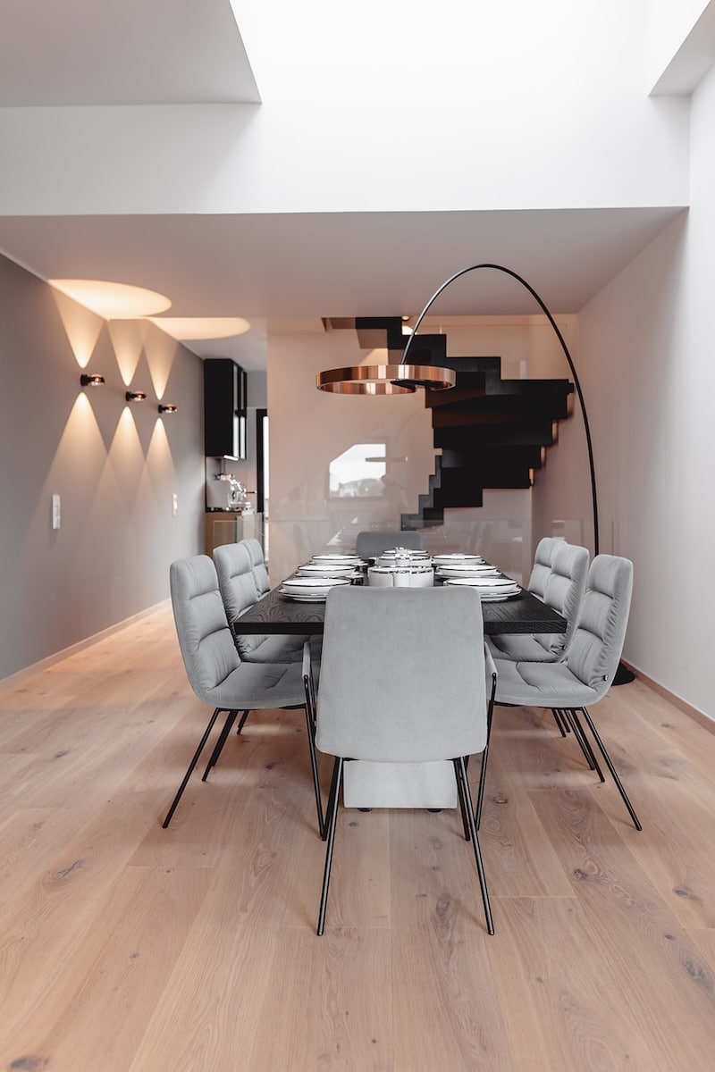 Essbereich im Penthouse am Rheinauhafen mit Bogenleuchte