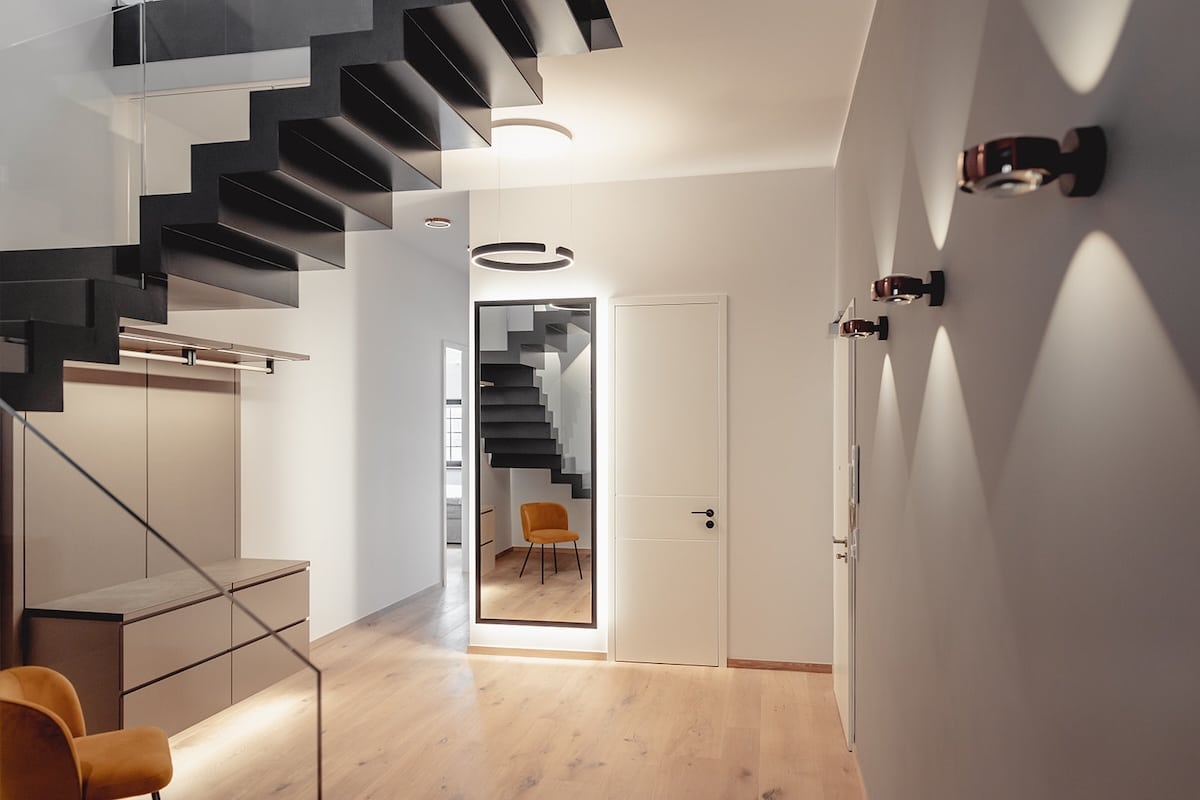 Treppe im Penthouse am Rheinauhafen mit Wandleuchten
