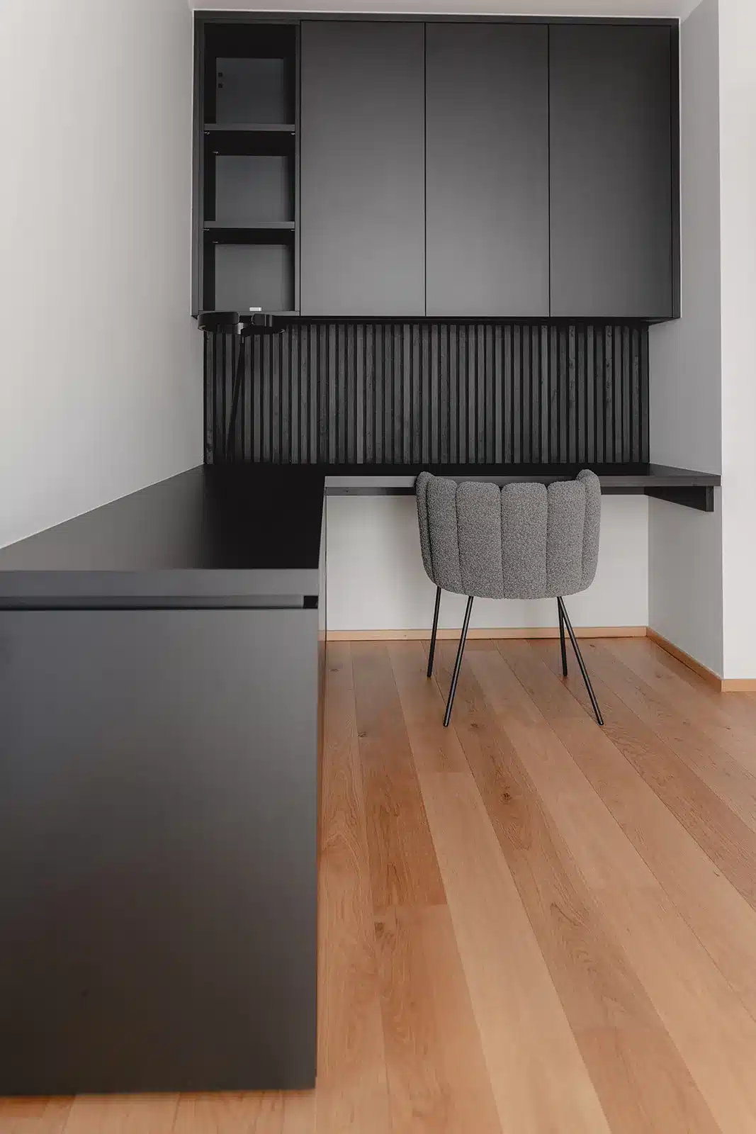 Einbauschrank im Arbeitszimmer mit integriertem Schreibtisch
