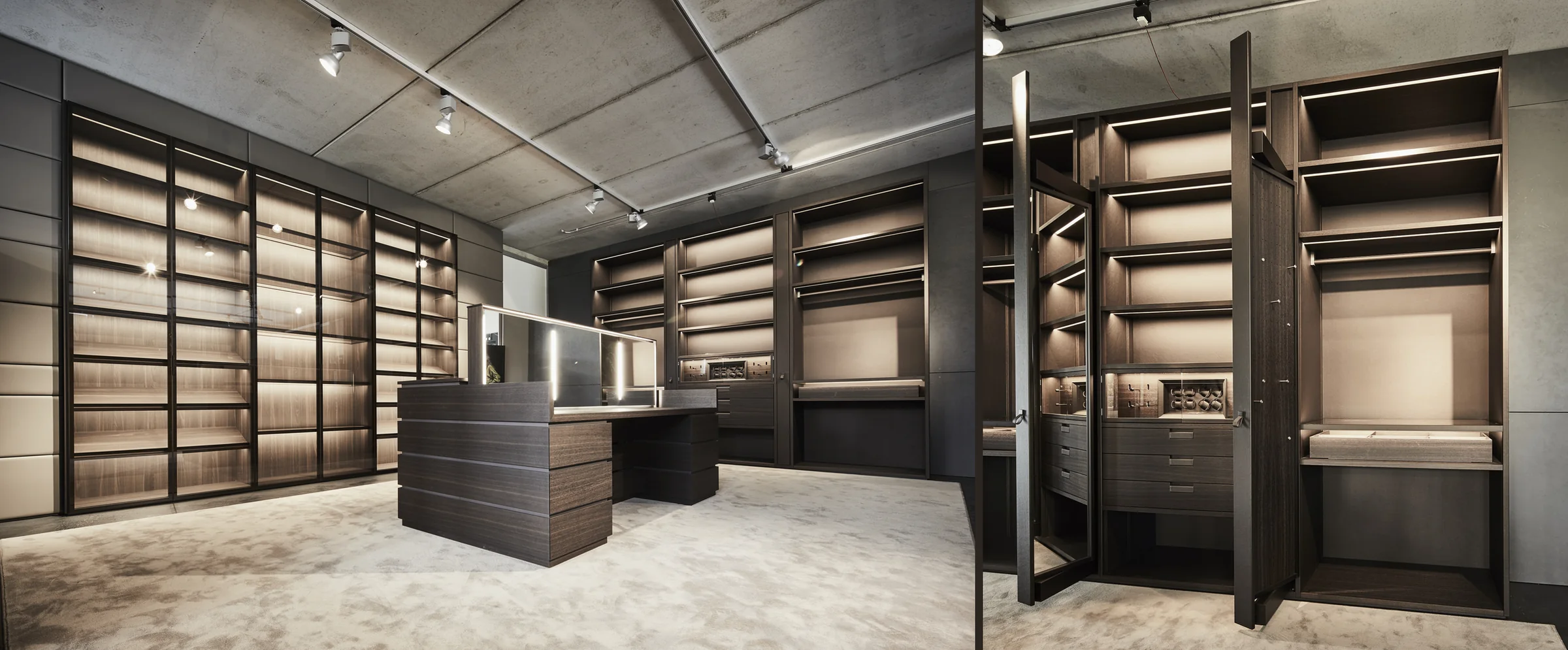 Ankleide im High-End-Ausbau: Raum mit Vitrinenwand und Insel, daneben das Detail mit Uhrenbeweger, Tresor und lederbezogener Kleiderstange