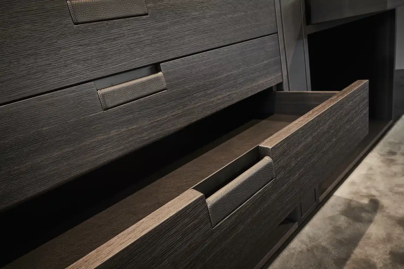 Leder, wo man zugreift – Ausstattungsdetail einer Ankleide nach Maß von HOME