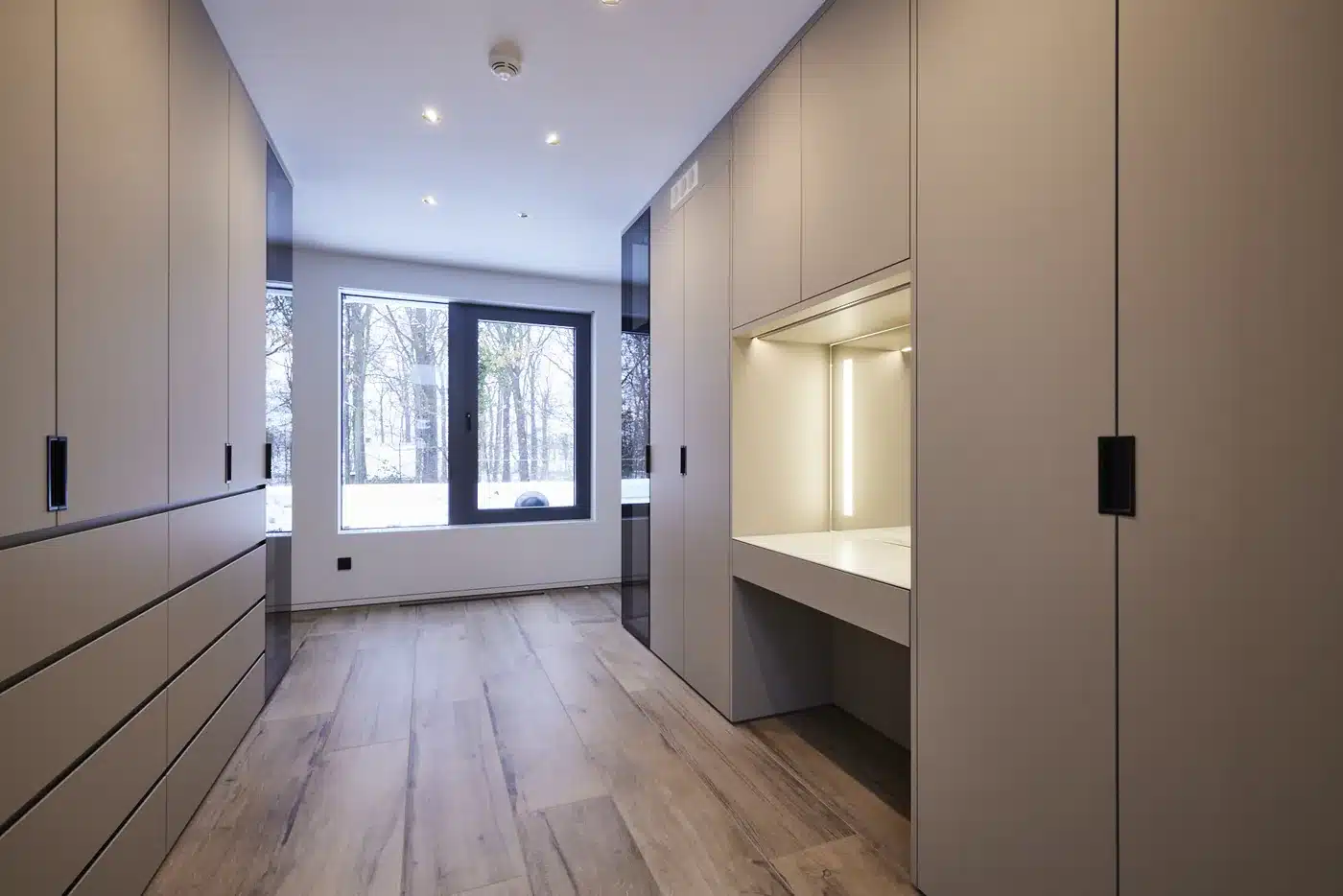 Schminkplatz in der Ankleide mit beleuchteter Nische und Schubkästen