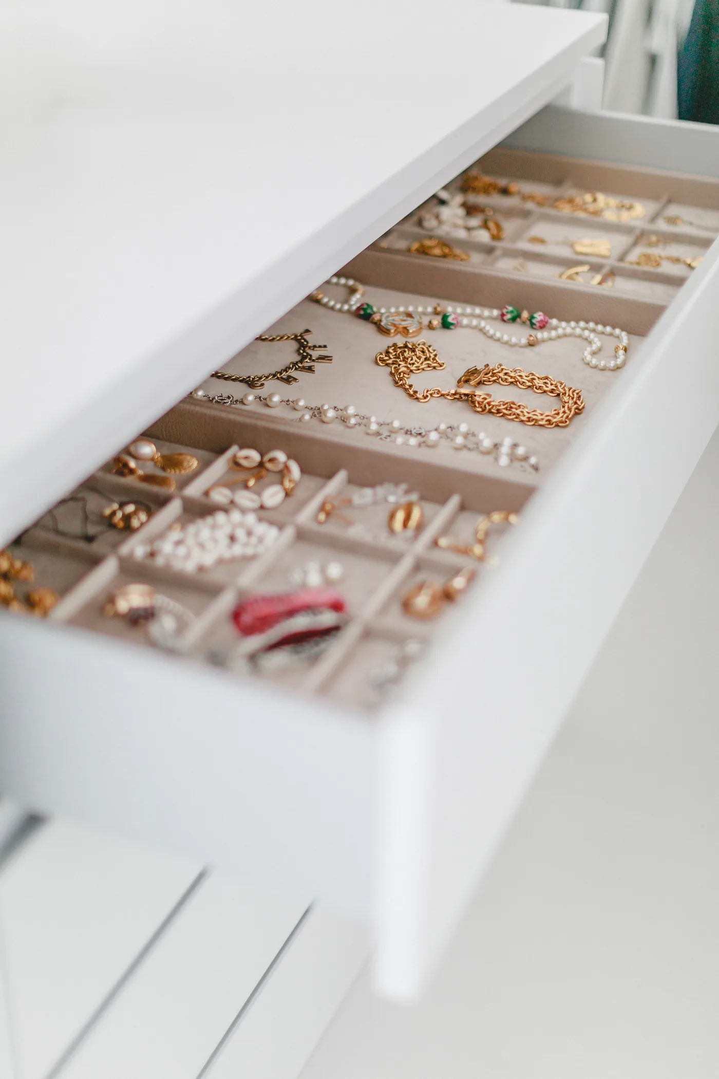 Schubkasten in der Ankleide mit Samteinteilung für Schmuck und Accessoires