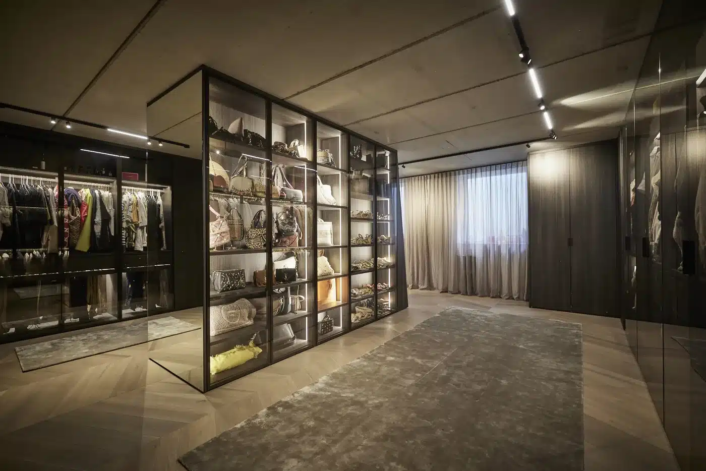 Vitrine als Raumteiler – Ausstattungsdetail einer Ankleide nach Maß von HOME