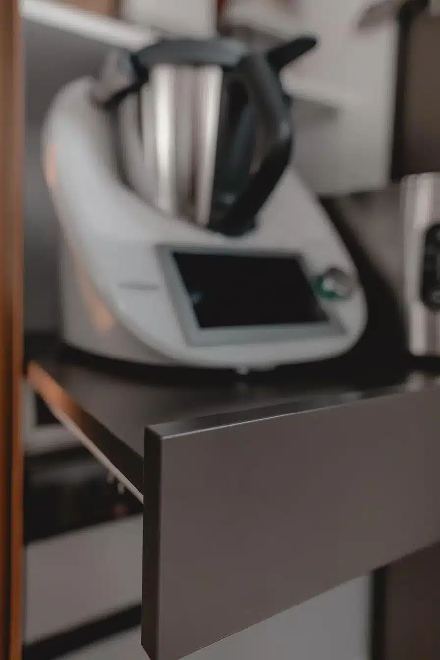 Thermomix auf einem Auszug im Küchenschrank