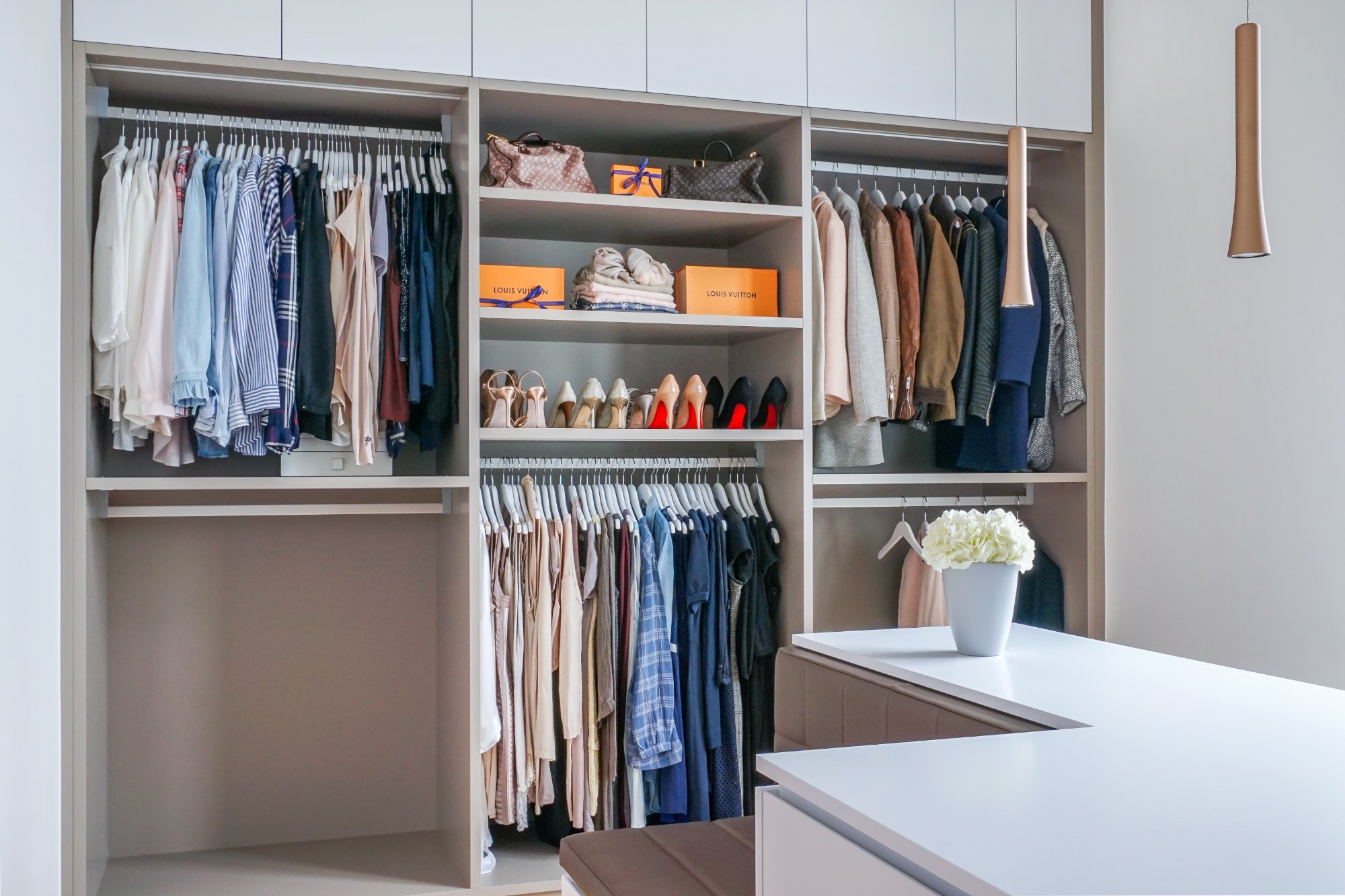Ankleide für Sie und Ihn in Bonn von HOME Schlafen & Wohnen: Ankleide mit Insel und Schuhregal