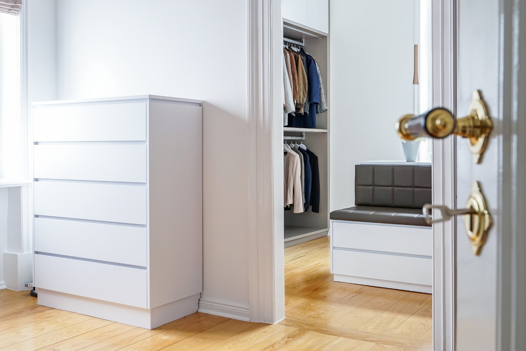 Ankleide für Sie und Ihn in Bonn von HOME Schlafen & Wohnen: Kommode und Blick in die Ankleide