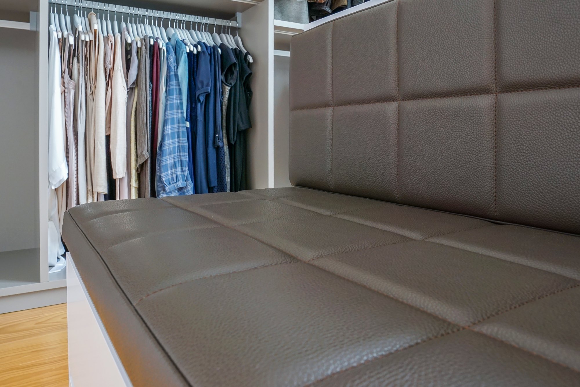 Ankleide für Sie und Ihn in Bonn von HOME Schlafen & Wohnen: gepolsterte Sitzbank im Detail