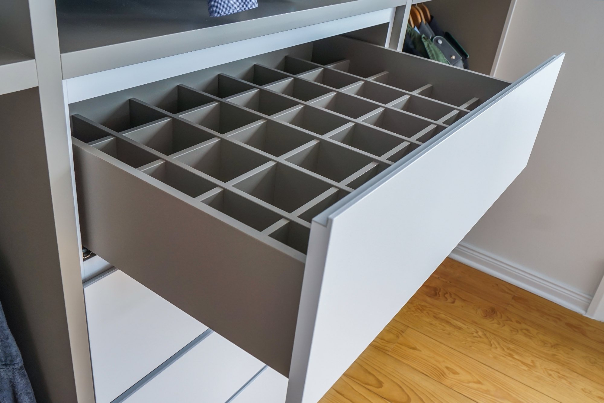 Ankleide für Sie und Ihn in Bonn von HOME Schlafen & Wohnen: Schublade mit Einteilung für Accessoires