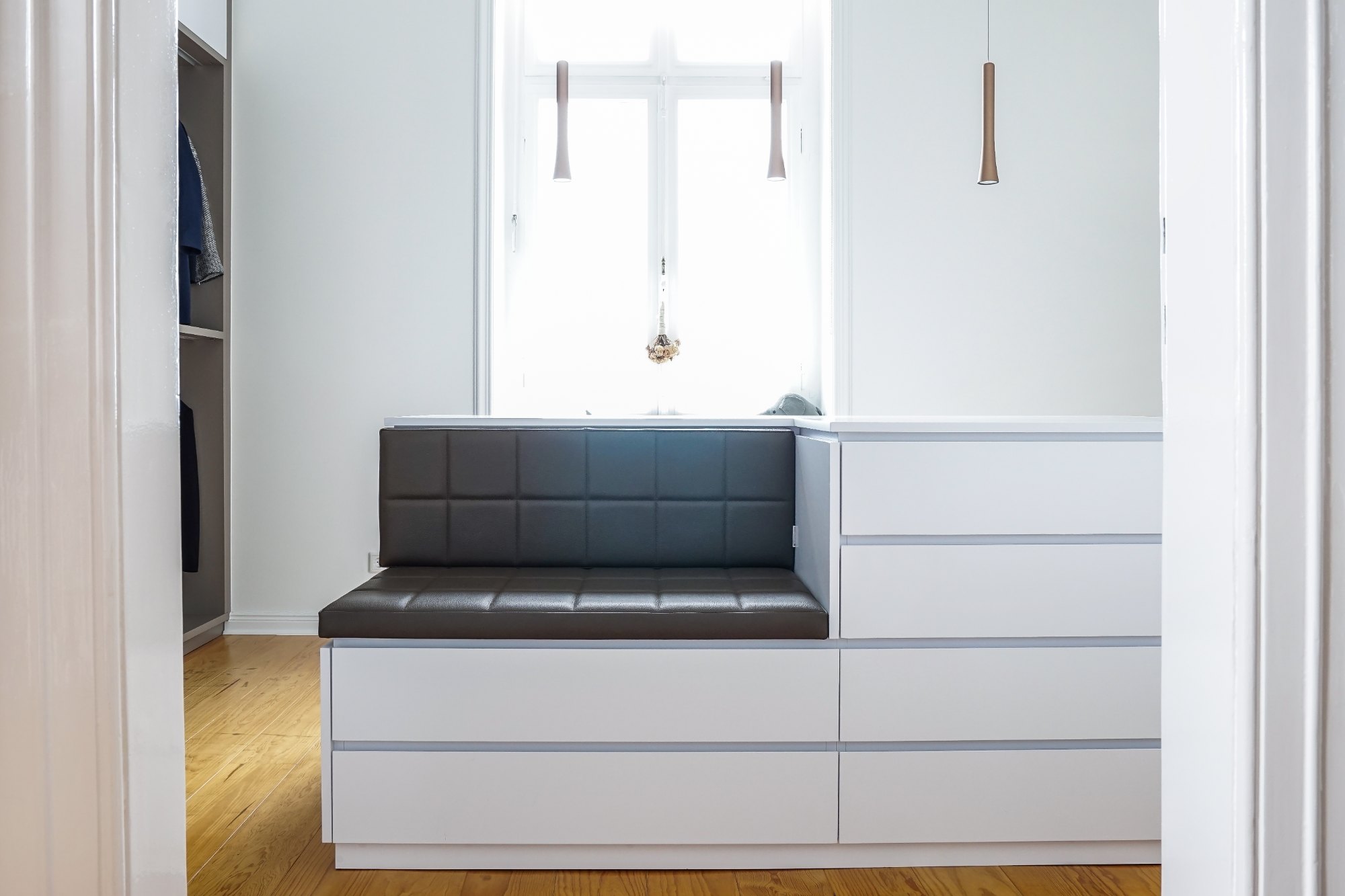 Ankleide für Sie und Ihn in Bonn von HOME Schlafen & Wohnen: Sitzbank am Fenster in der Ankleide