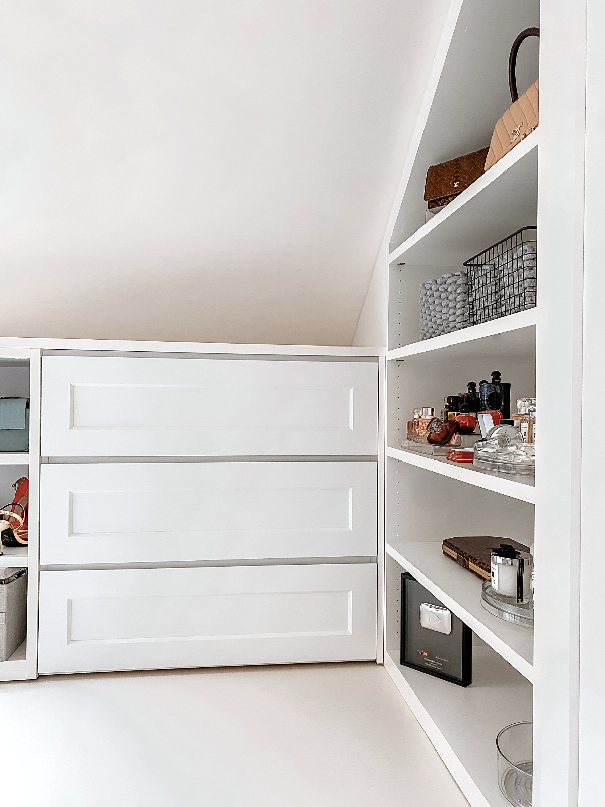 Ankleide unter der Dachschräge von Tara Tut, geplant von HOME Schlafen & Wohnen: Schubladen und offene Fächer