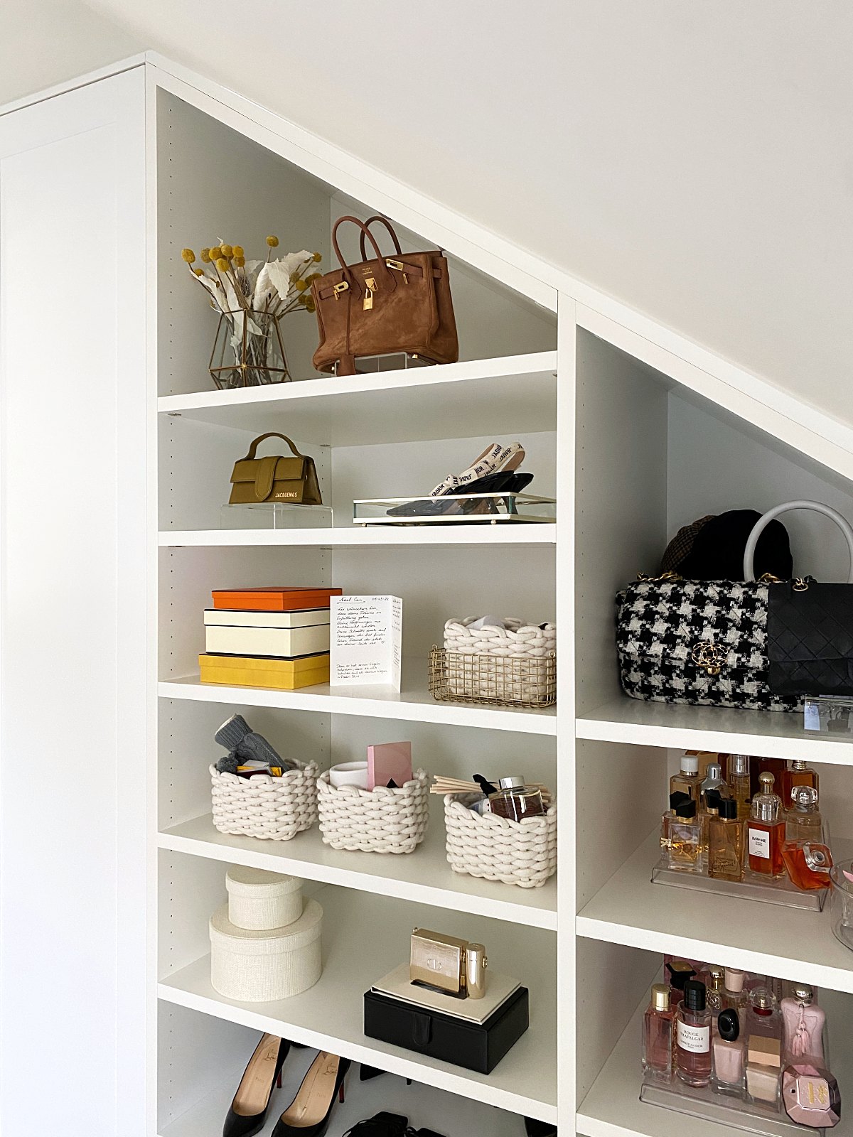 Ankleide unter der Dachschräge von Tara Tut, geplant von HOME Schlafen & Wohnen: Fächer für Taschen und Accessoires