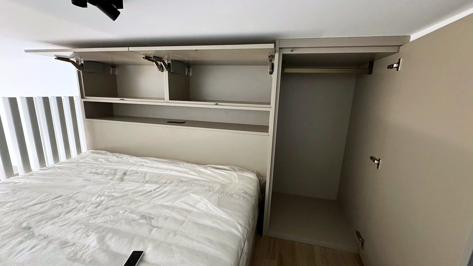 Ein-Raum-Apartment Berlin von HOME Schlafen & Wohnen: Bett mit Einbauschrank und Regal