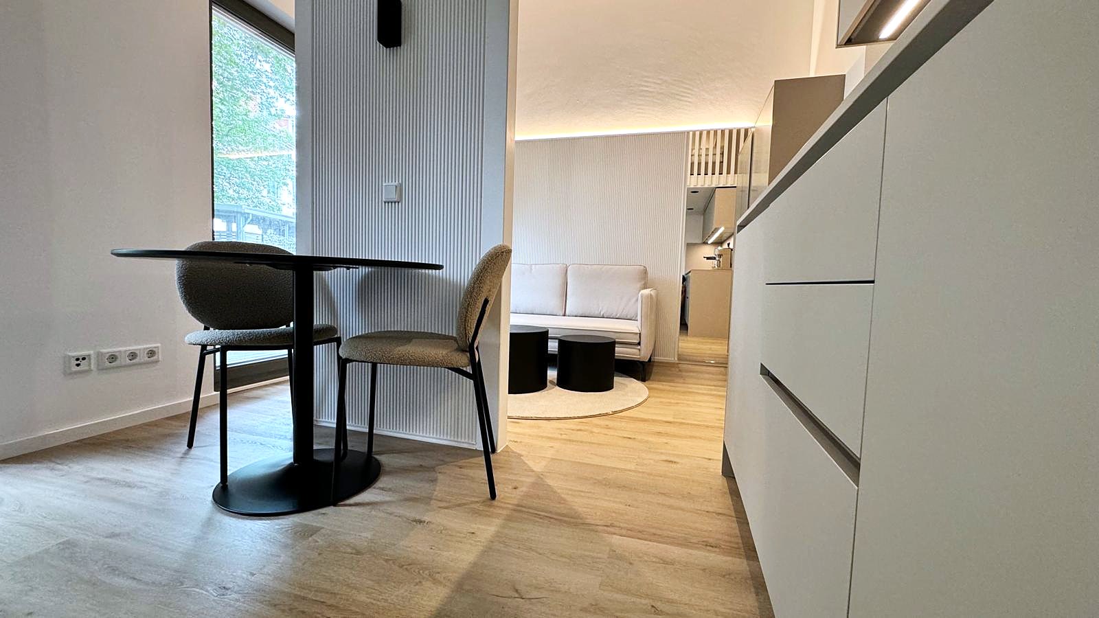 Ein-Raum-Apartment Berlin von HOME Schlafen & Wohnen: Essplatz im Apartment