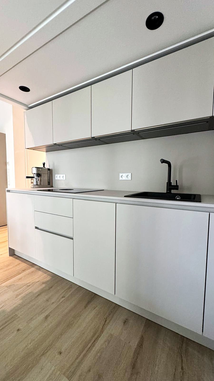 Ein-Raum-Apartment Berlin von HOME Schlafen & Wohnen: Küchenzeile mit Unterbauleuchte