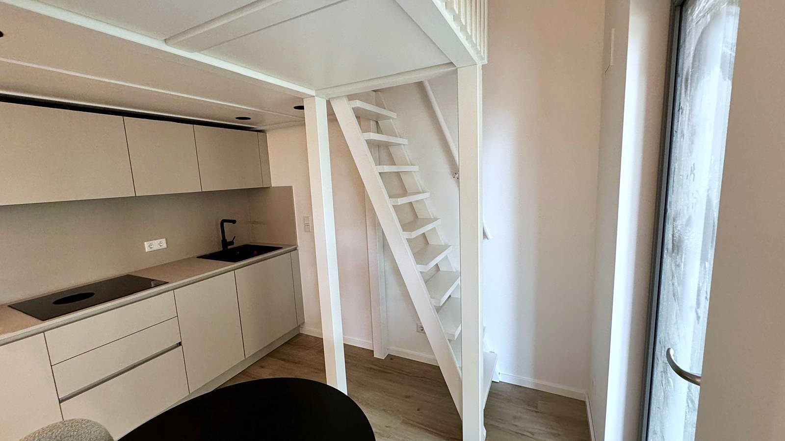 Ein-Raum-Apartment in Berlin mit Schlafgalerie