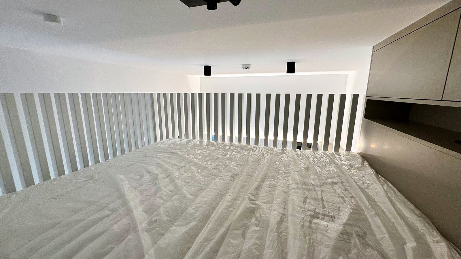 Ein-Raum-Apartment Berlin von HOME Schlafen & Wohnen: Bett auf der Schlafgalerie