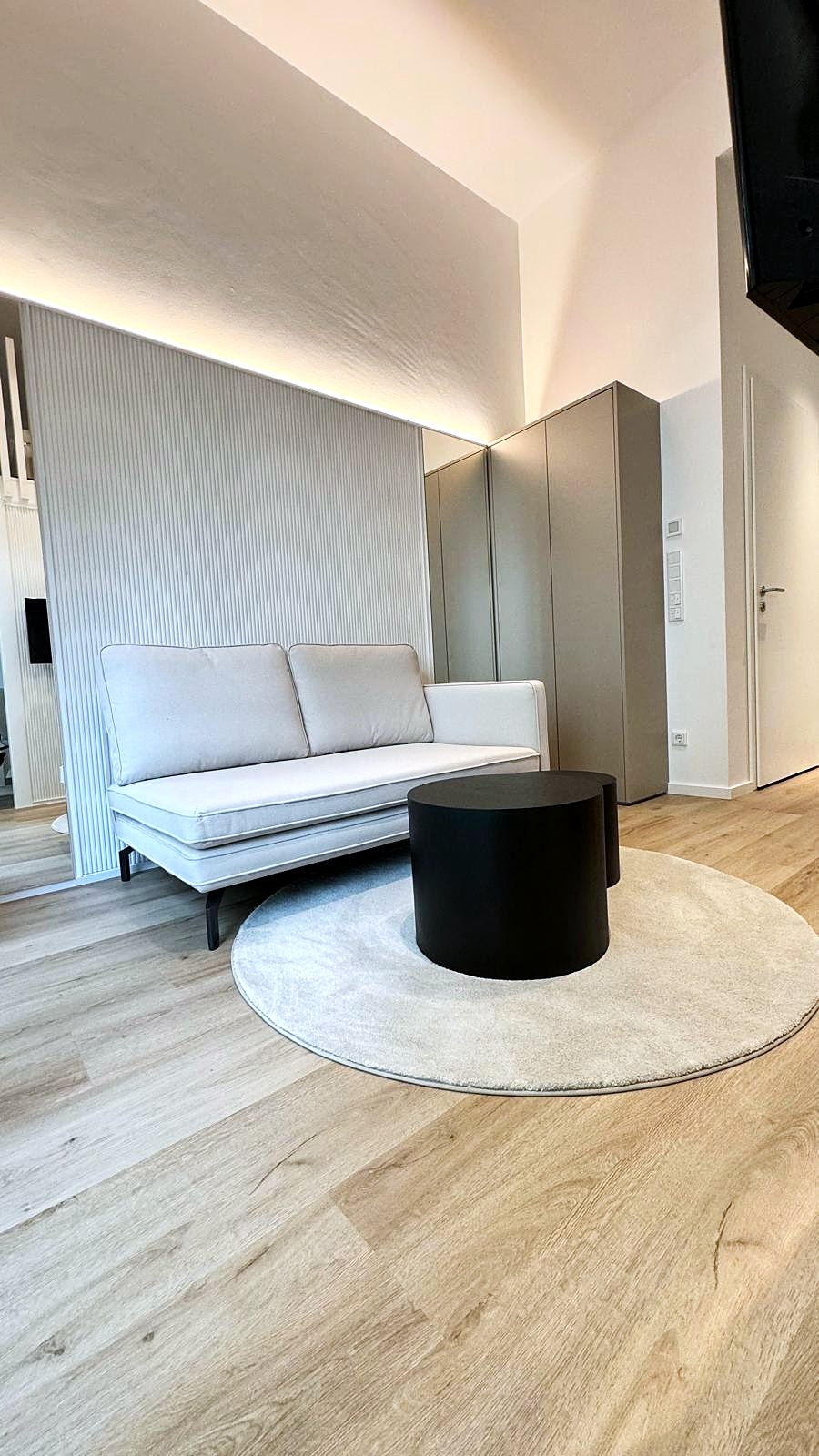 Ein-Raum-Apartment Berlin von HOME Schlafen & Wohnen: Sofa mit Beistelltisch