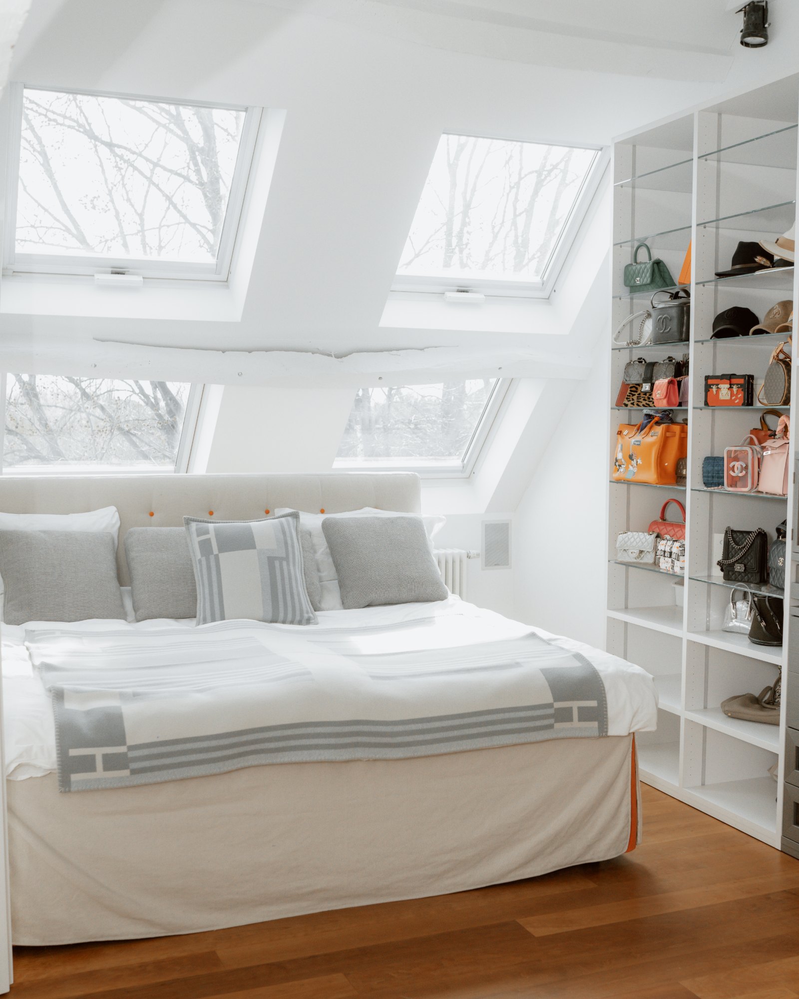 DUXIANA Bett mit Regalwand unter der Dachschräge