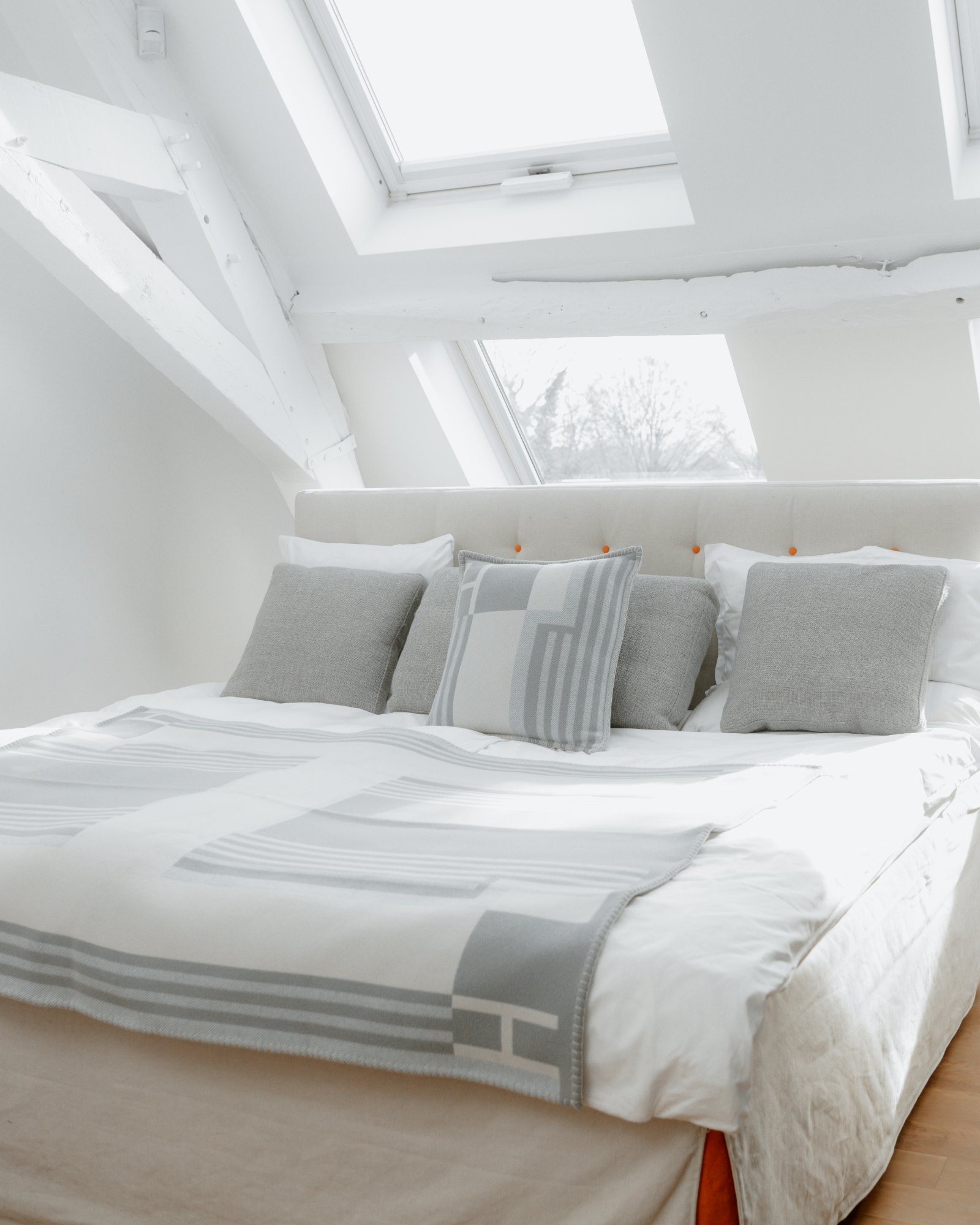DUXIANA Bett im Schlafzimmer unter der Dachschräge