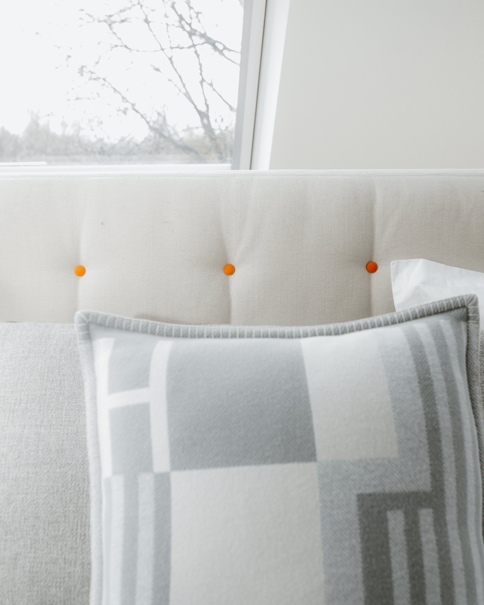 Kissen und Plaid auf dem DUXIANA Bett