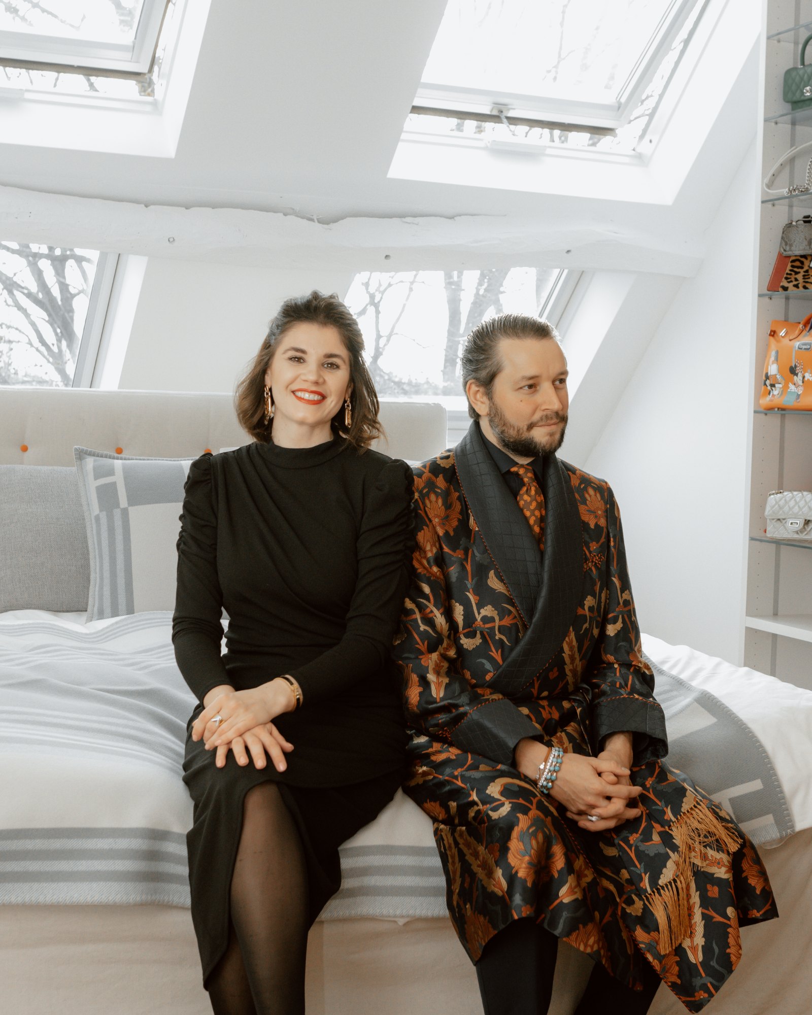 Marc Gebauer im Schlafzimmer mit DUXIANA Bett