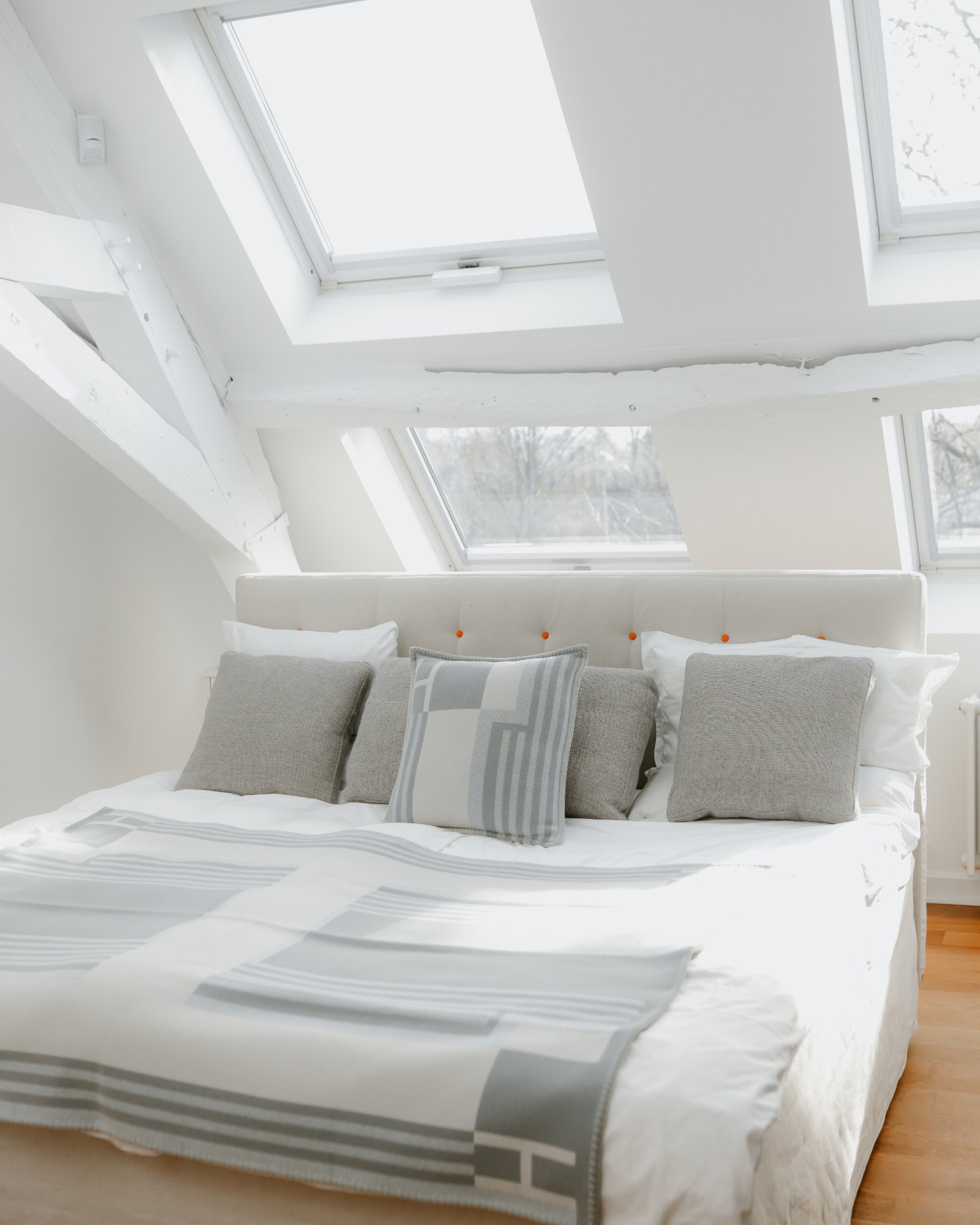 helles Schlafzimmer unter Dachfenstern
