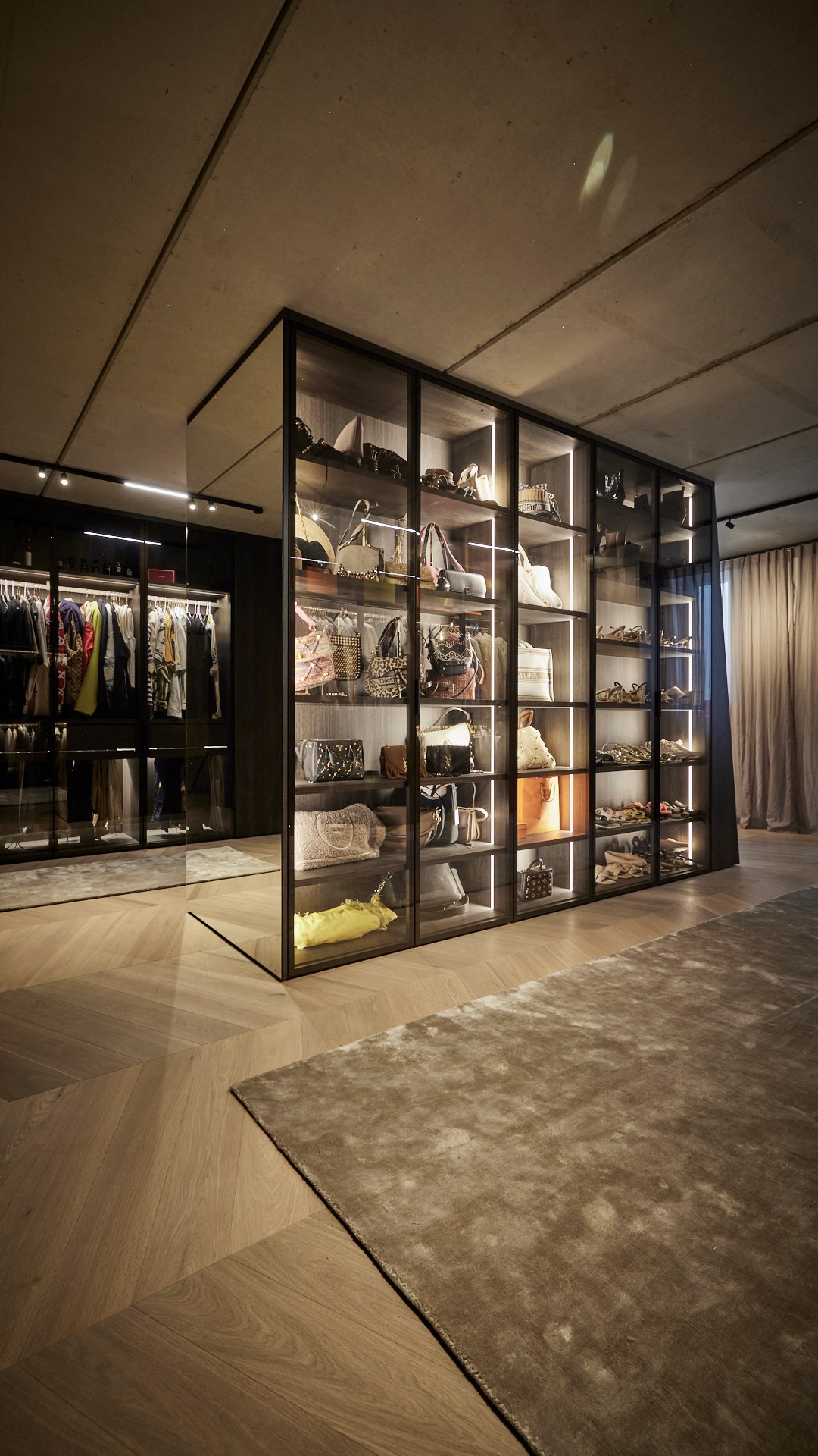 Ankleide mit Glasfronten und Taschenregal