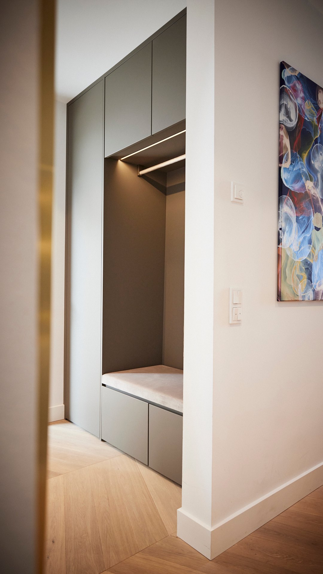 Garderobe von Farina Opoku mit dunklen Fronten passend zur Küche