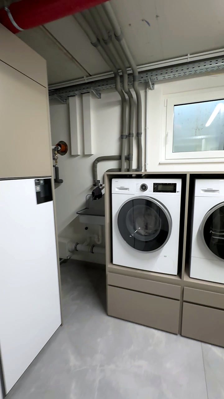 Farina Opoku: Waschmaschine und Trockner auf Arbeitshöhe mit Schubladen darunter