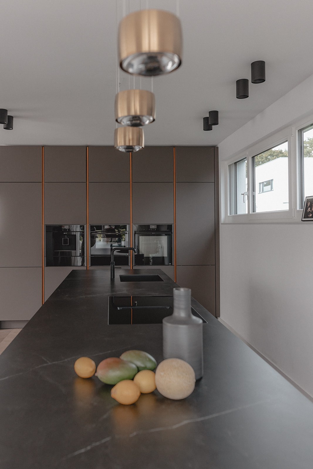 SieMatic Küche von Farina Opoku mit Kochinsel vor dem Fenster