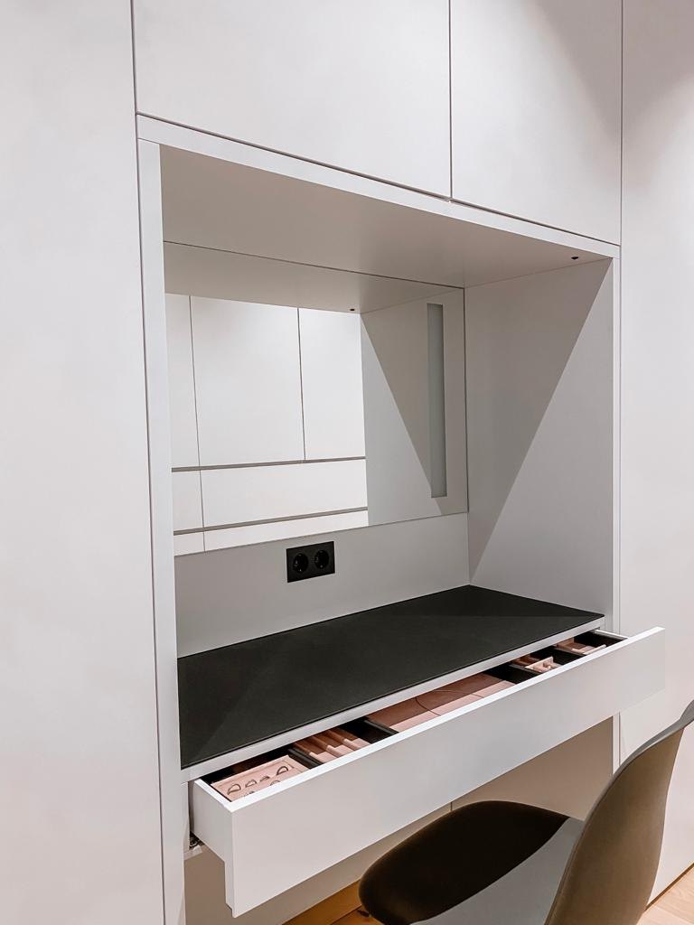 Hauseinrichtung Hamburg von HOME Schlafen & Wohnen: Garderobe mit Sitzbank