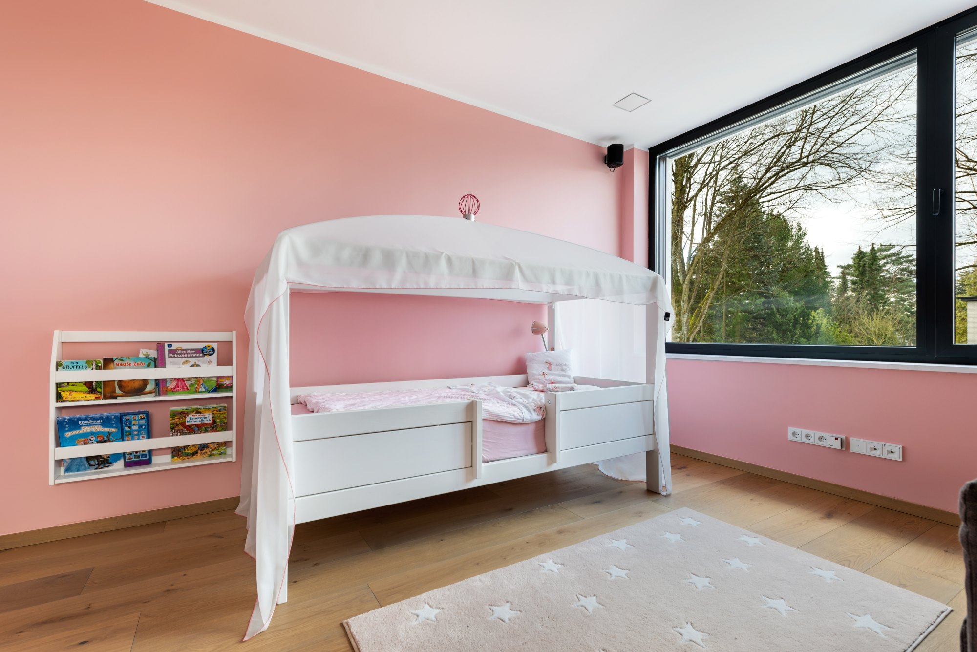 Hauseinrichtung Hamburg von HOME Schlafen & Wohnen: Kinderzimmer mit Hausbett