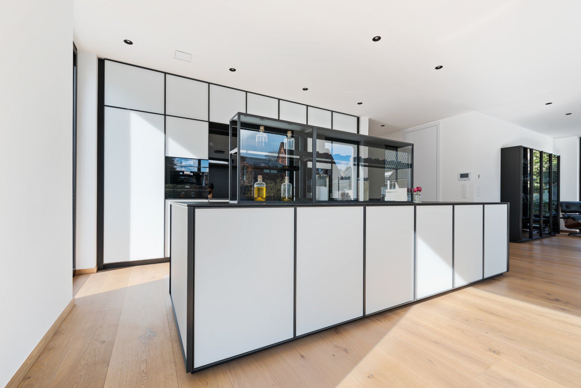 Hauseinrichtung Hamburg von HOME Schlafen & Wohnen: Kücheninsel mit Glasvitrine