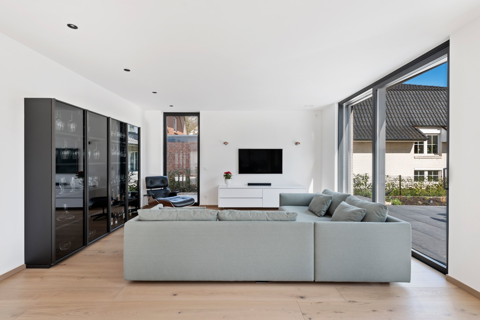 Hauseinrichtung Hamburg von HOME Schlafen & Wohnen: Wohnzimmer mit Sofa und Fensterfront