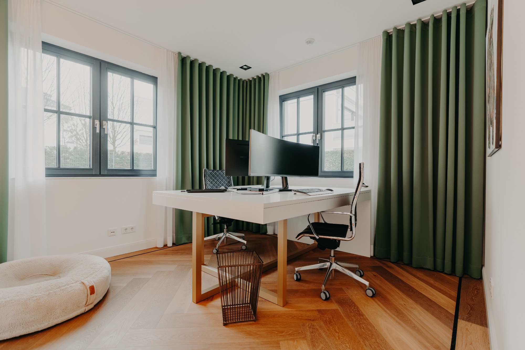 Büro mit Schreibtisch und grünen Vorhängen in Krefeld