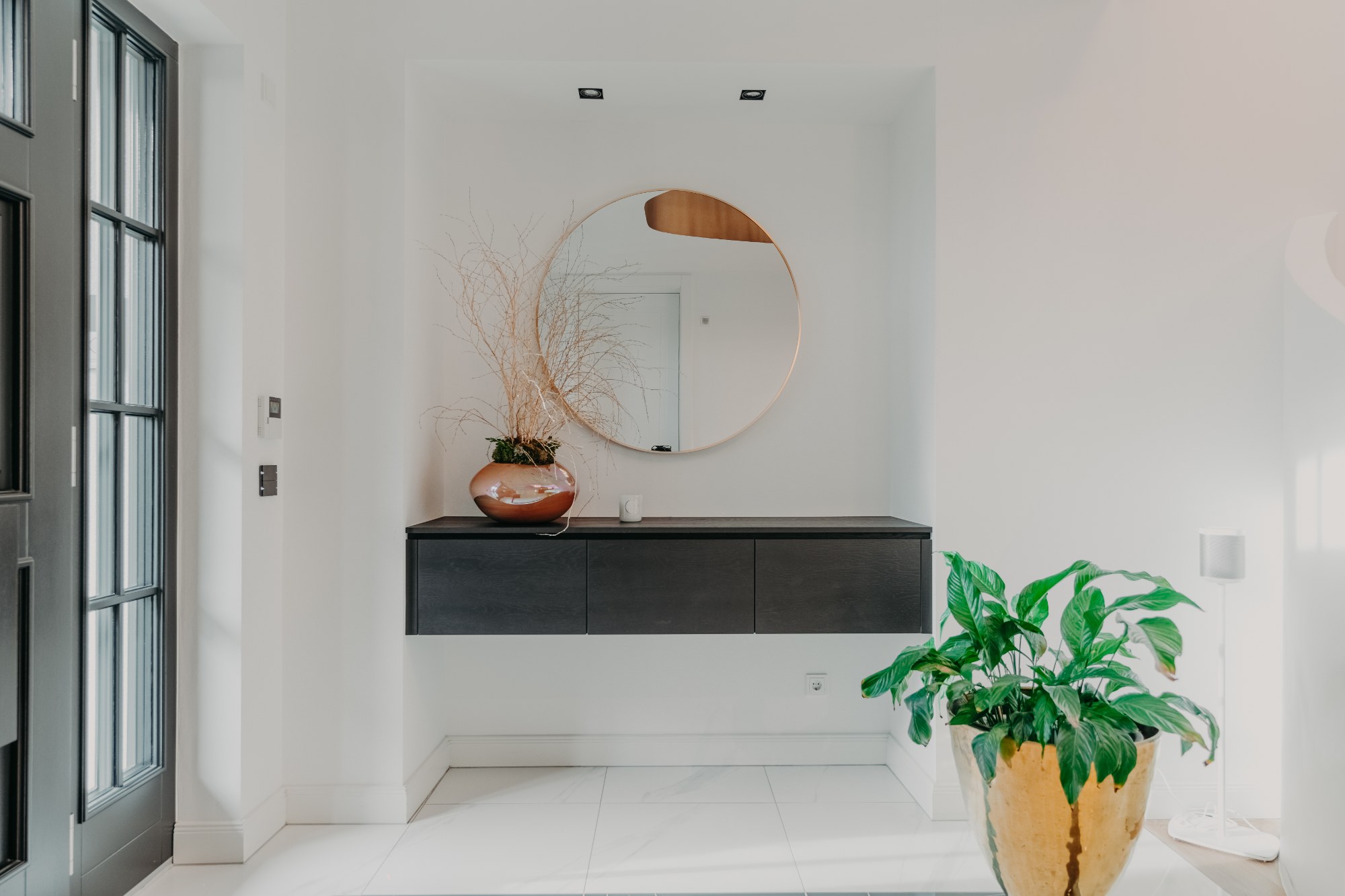 Hauseingang mit schwebendem Sideboard in Krefeld