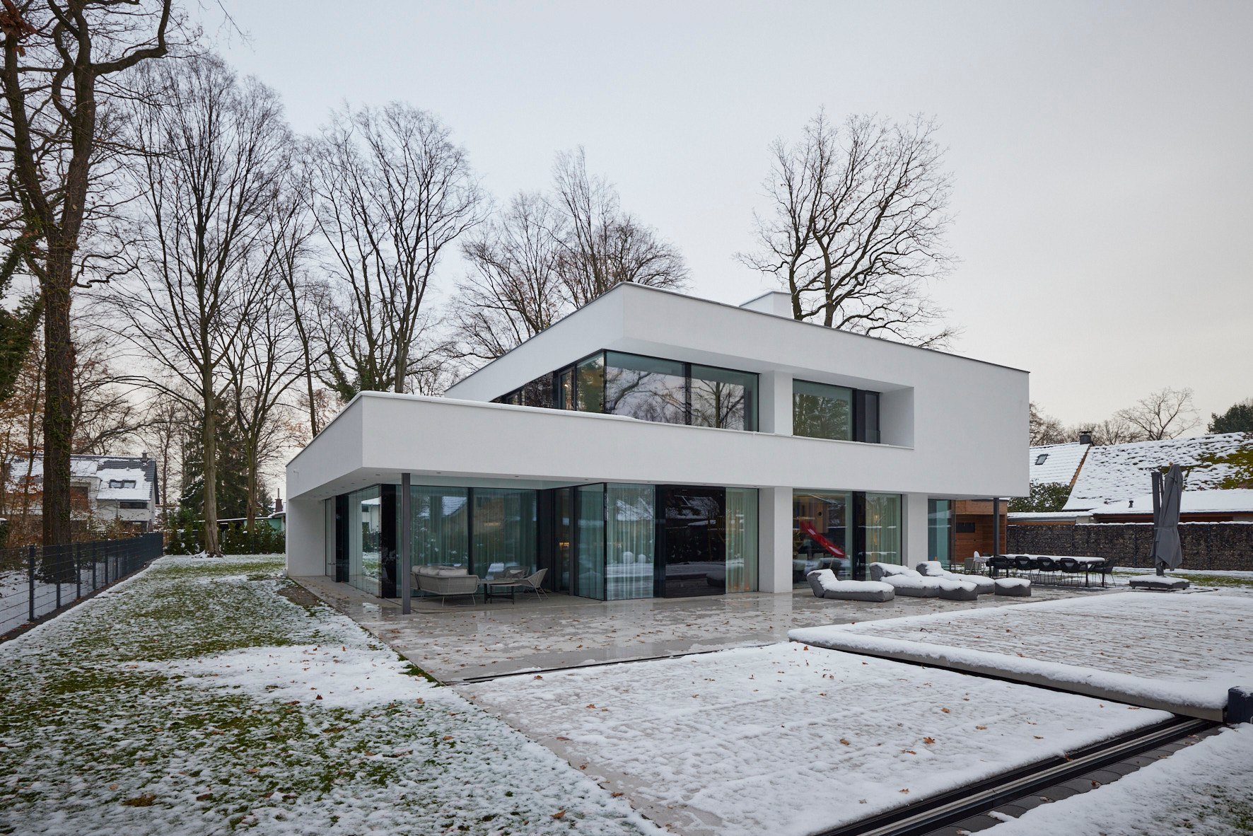 Hauseinrichtung Leipzig von HOME Schlafen & Wohnen: Haus bei Leipzig von außen im Winter