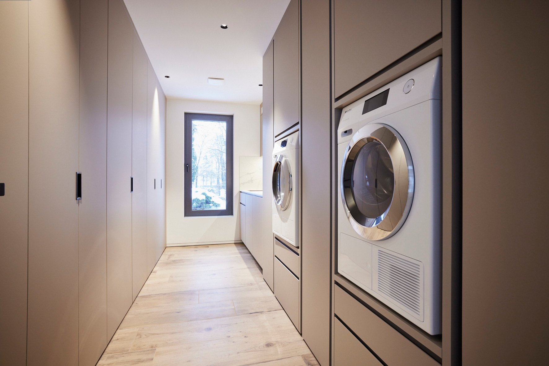 Hauseinrichtung Leipzig von HOME Schlafen & Wohnen: Hauswirtschaftsraum mit Waschmaschine auf Arbeitshöhe