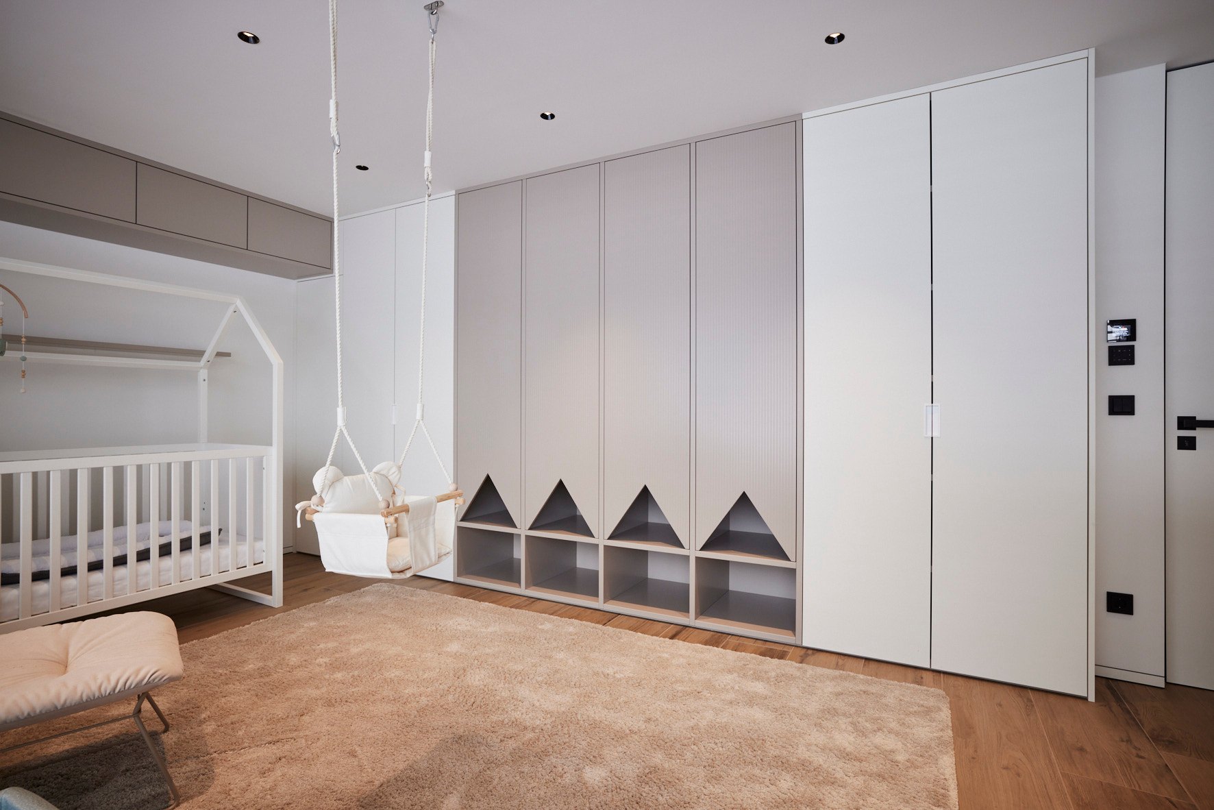 Hauseinrichtung Leipzig von HOME Schlafen & Wohnen: Kinderzimmer mit Einbauschrank und Hausnischen