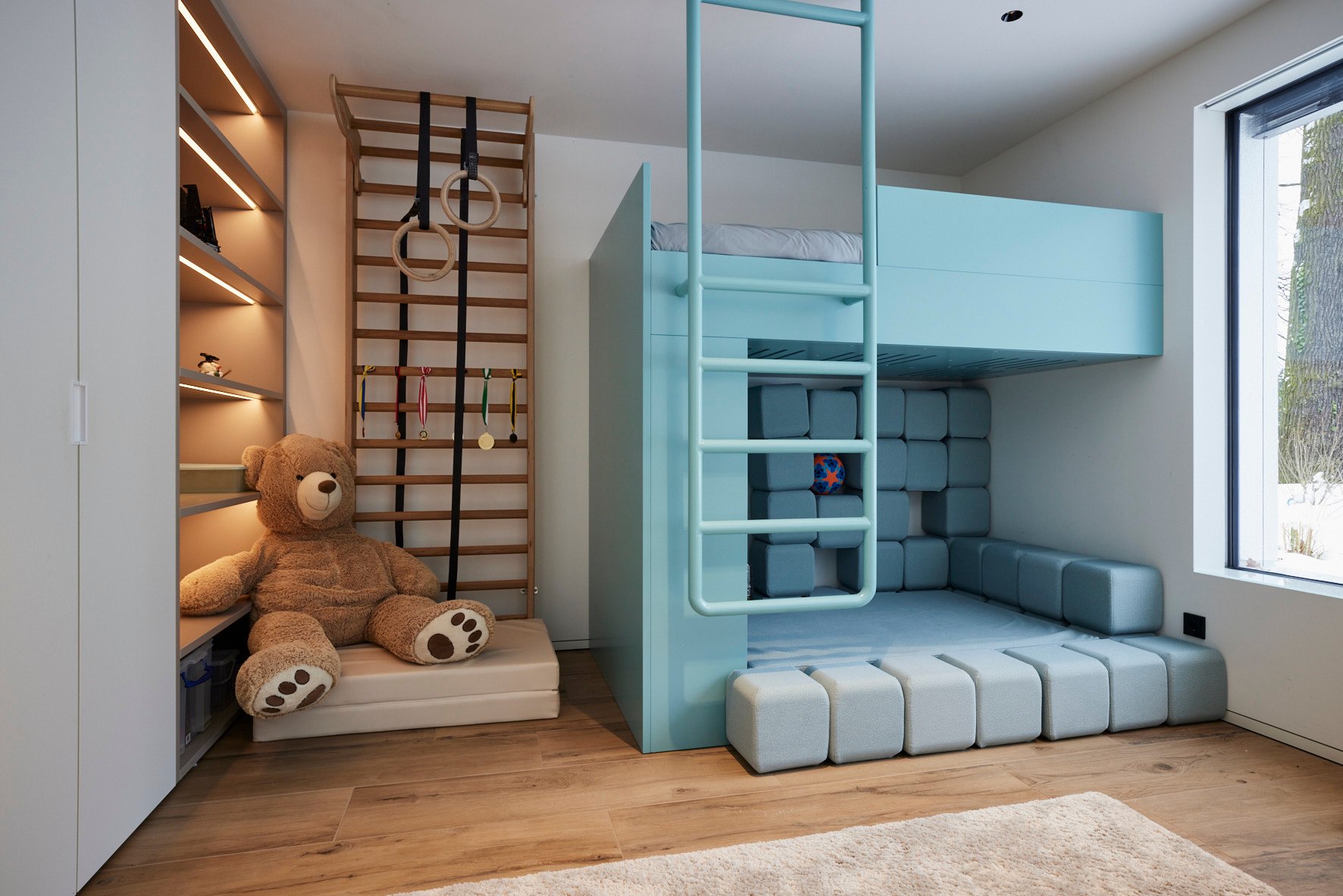 Hauseinrichtung Leipzig von HOME Schlafen & Wohnen: Kinderzimmer mit Hochbett und Kletterwand