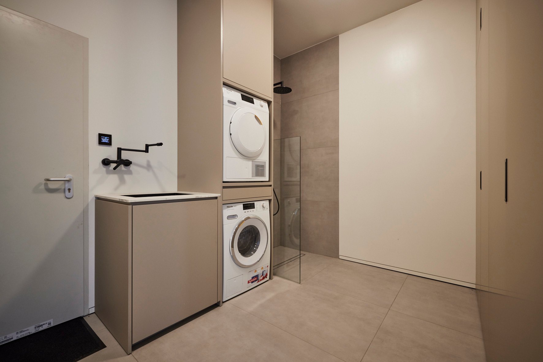 Hauseinrichtung Ostdeutschland: Mudroom mit Hundedusche, Waschmaschine und Einbauschränken