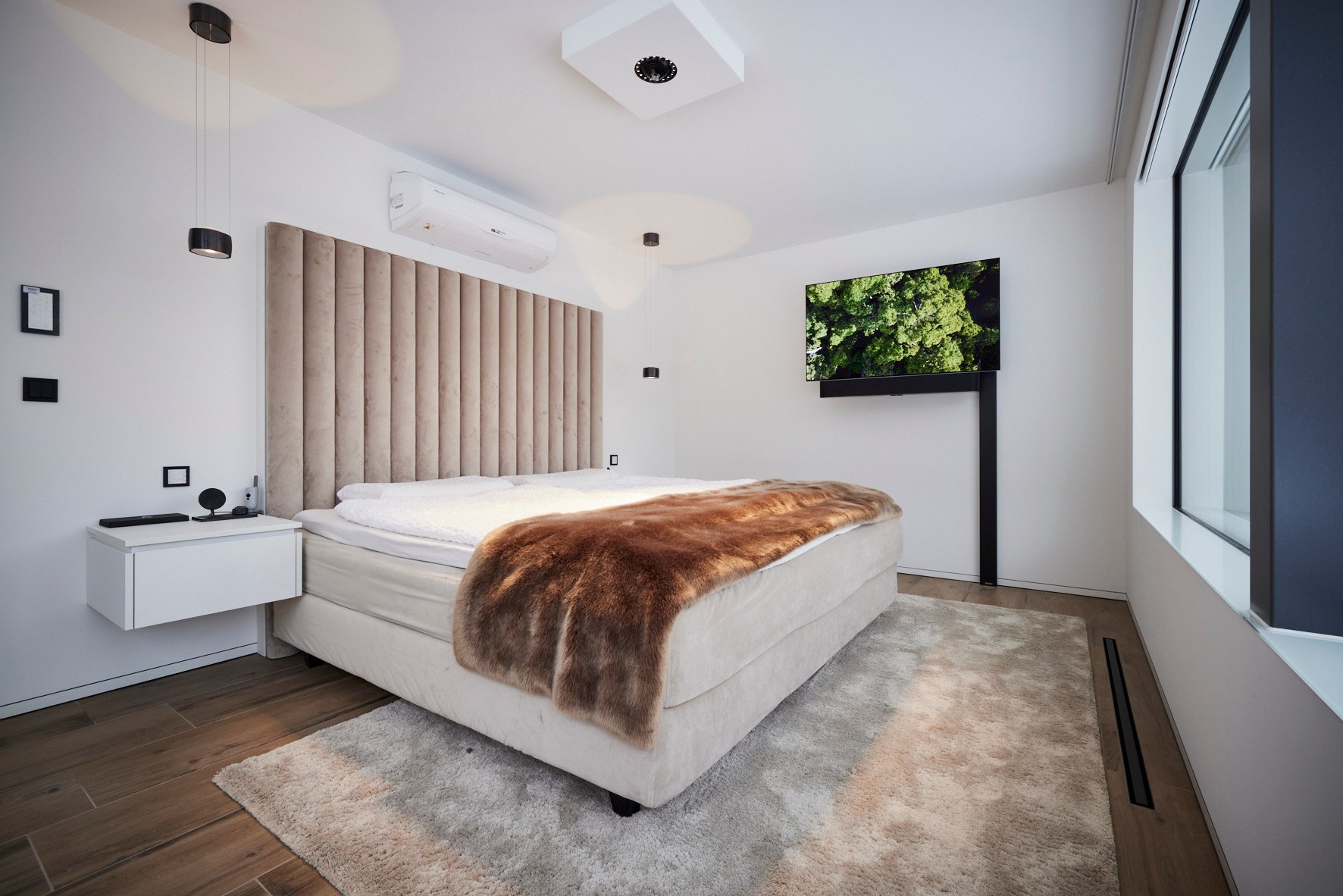 Fertiges Schlafzimmer mit Polsterwand