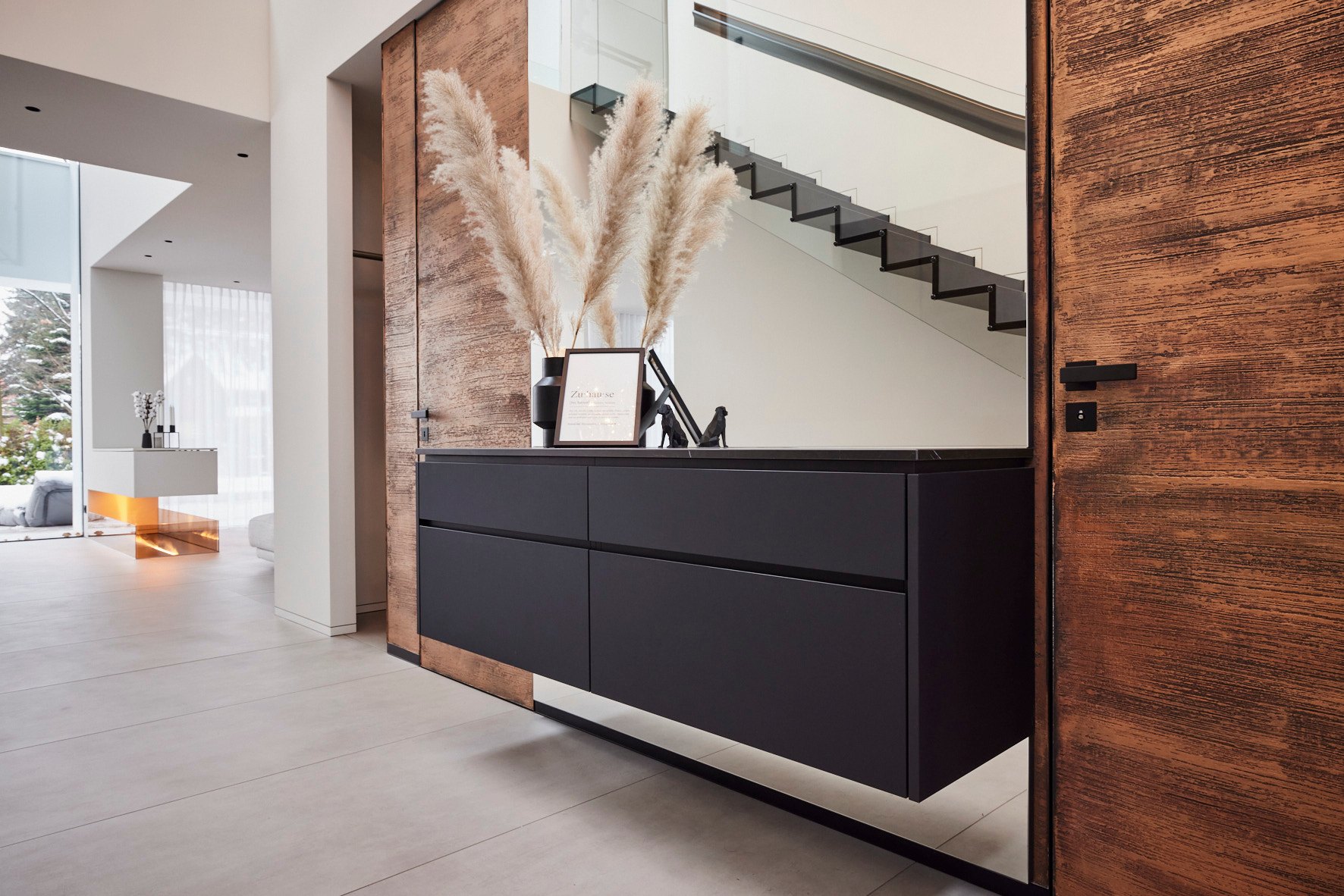 Fertiger Eingang mit schwebendem Sideboard vor der Holzwand