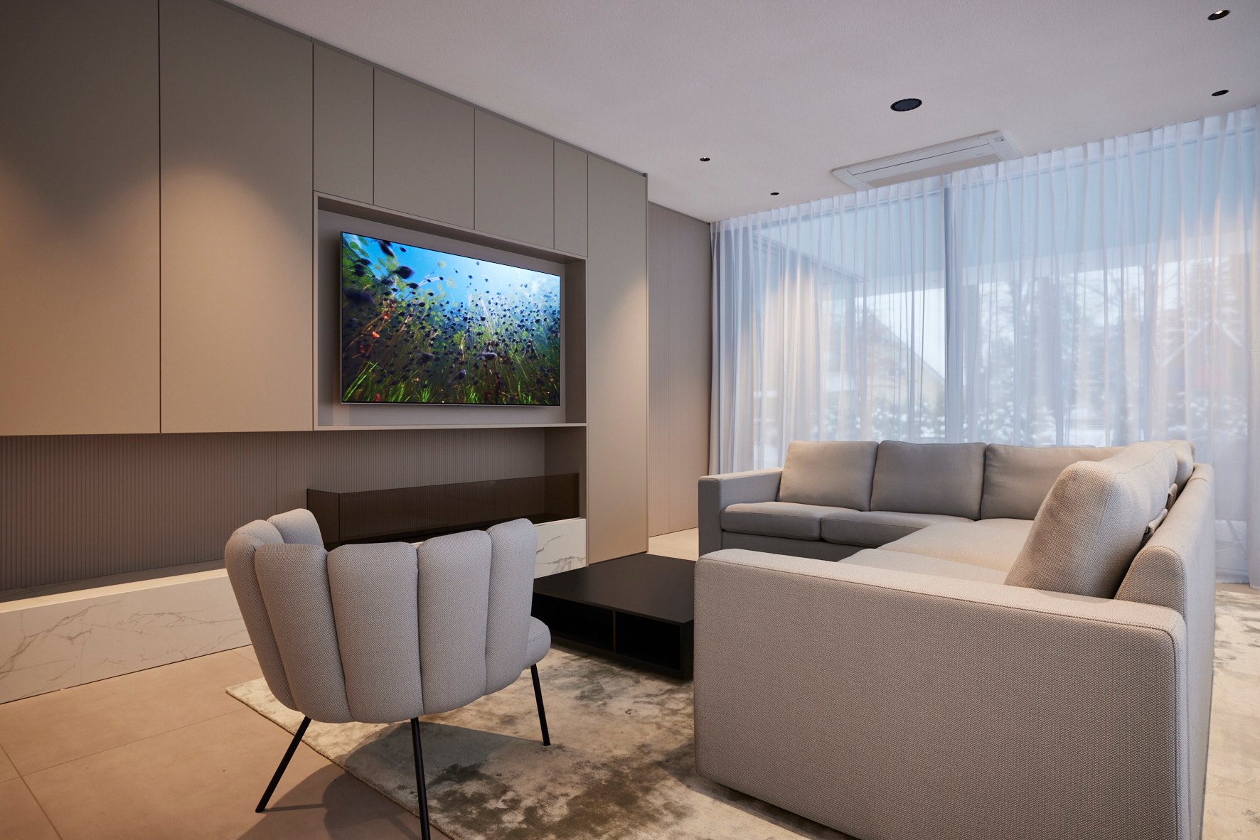 Hauseinrichtung Leipzig von HOME Schlafen & Wohnen: Wohnzimmer mit Sessel und Sofa