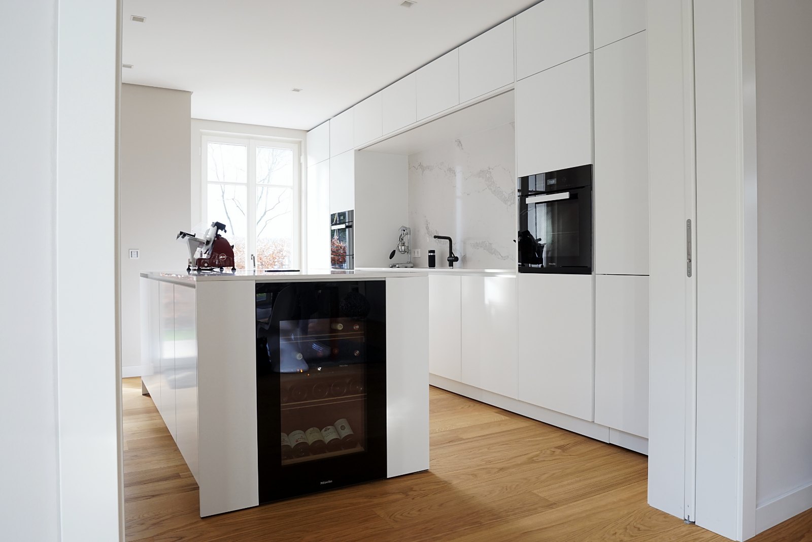 Küche Frankfurt von HOME Schlafen & Wohnen: Hochschrankwand mit Einbaugeräten