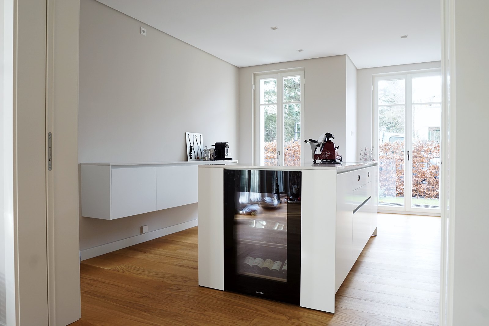 Küche Frankfurt von HOME Schlafen & Wohnen: Kücheninsel von der Seite