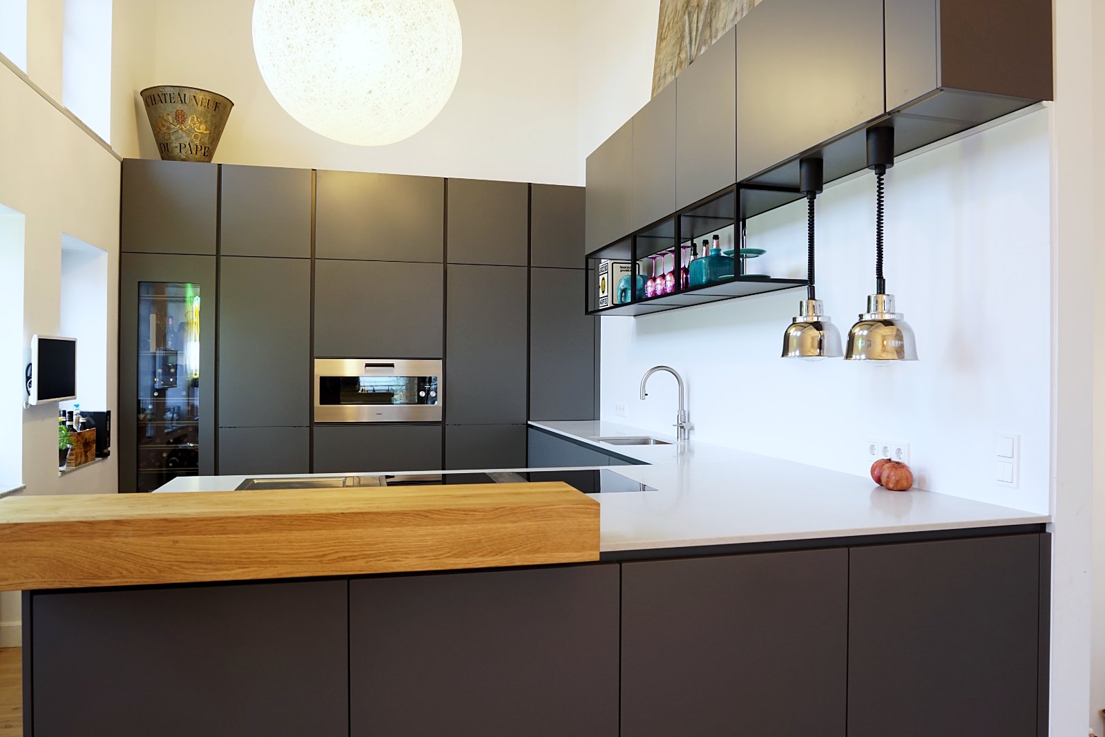 Küche in Grau mit Holz von HOME Schlafen & Wohnen: Kücheninsel und offenes Metallregal