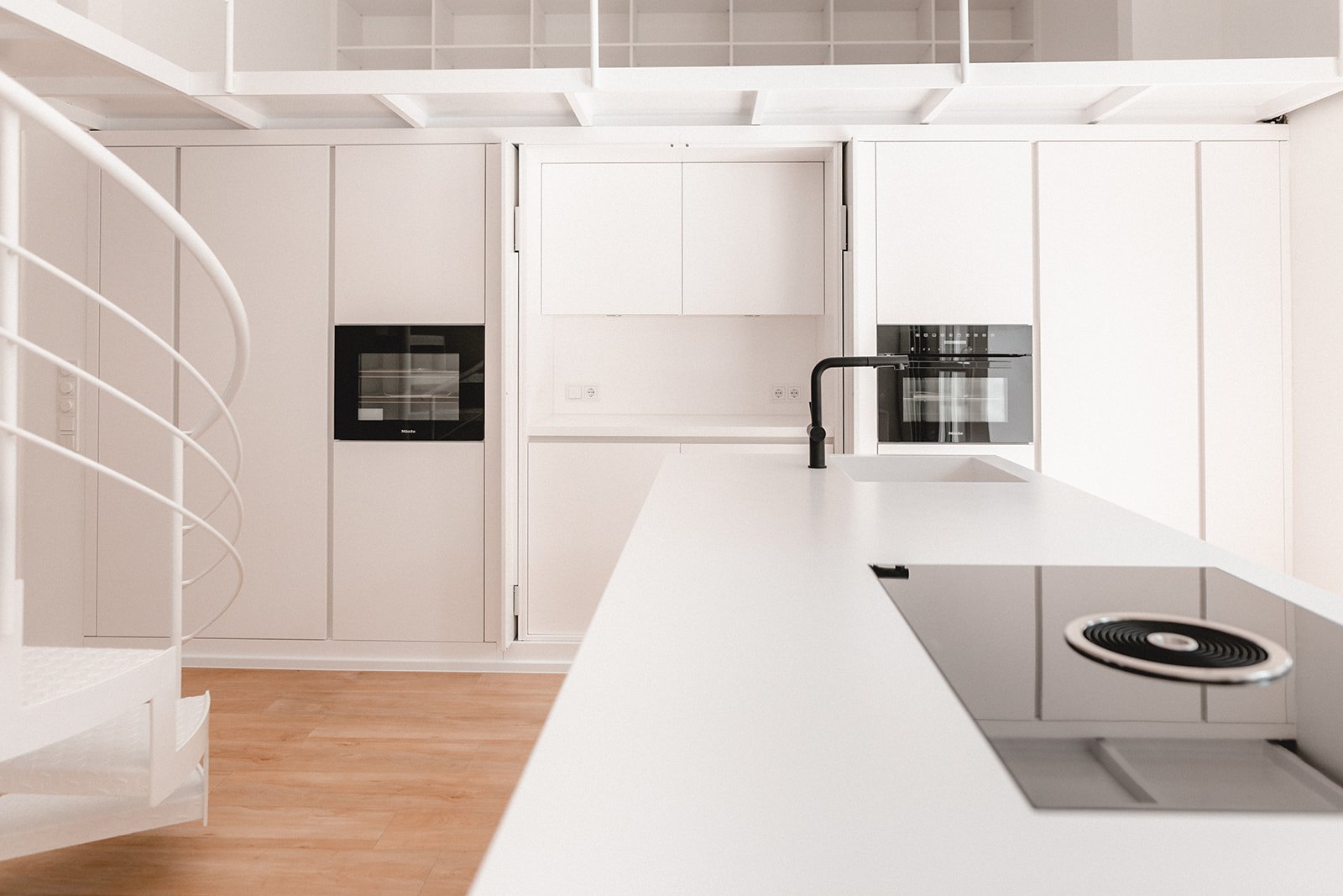 Küche Gutshof Köln von HOME Schlafen & Wohnen: Einbaugeräte in der Hochschrankwand